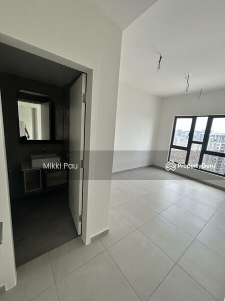 Master Bedroom (View 1)