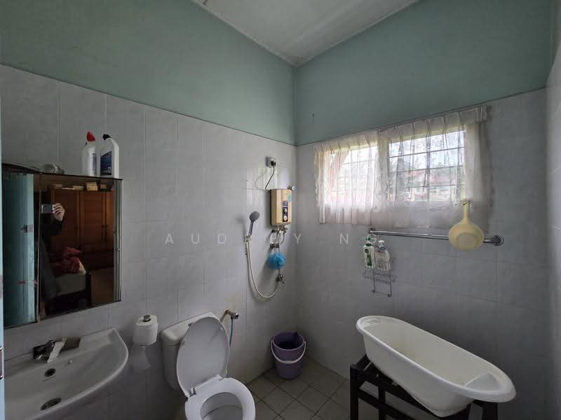 Semi-Detached House for Sale in Seksyen 17 (Petaling Jaya) - AUDREY NG - Bathroom - PropertyGuru.com.my