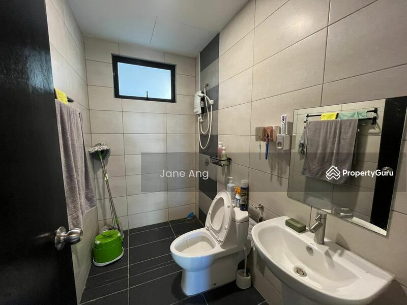 Kediaman Servis untuk Dijual di Molek Regency - Jane Ang - Bathroom - PropertyGuru.com.my
