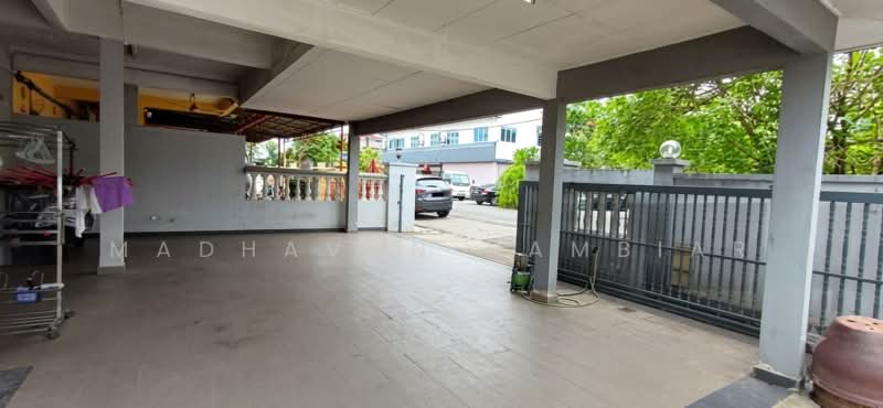 Rumah Teres 2 Tingkat untuk Dijual di Serdang (Seri Kembangan) - Madhavan Nambiar - Car Park - PropertyGuru.com.my