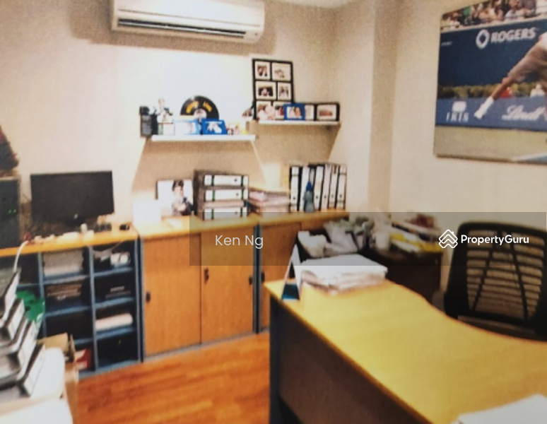 Office (previous tenant photo)