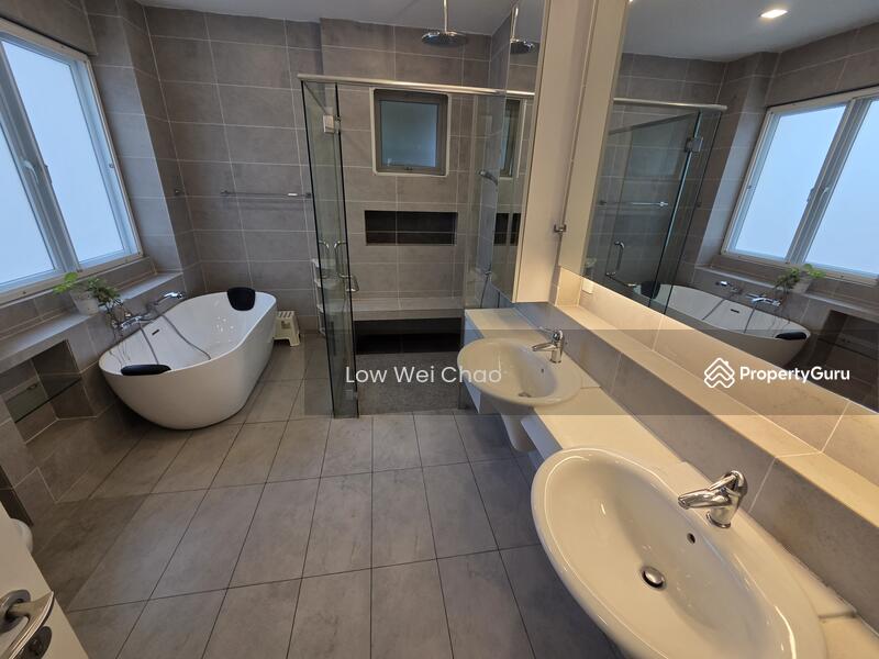 En-suite Bathroom — Room 5