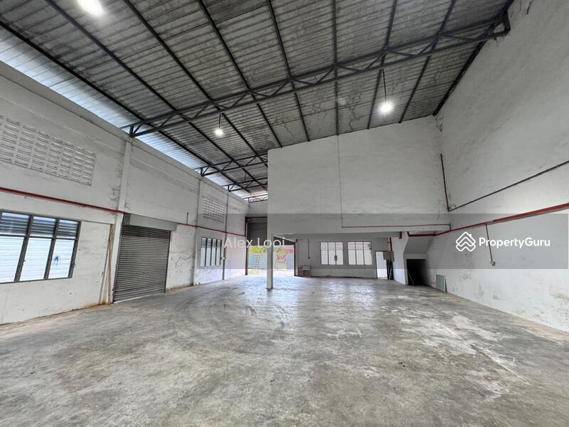 For Rent - Mount Austin Mutiara Emas 6/x 2.5 Storey Semi D Factory