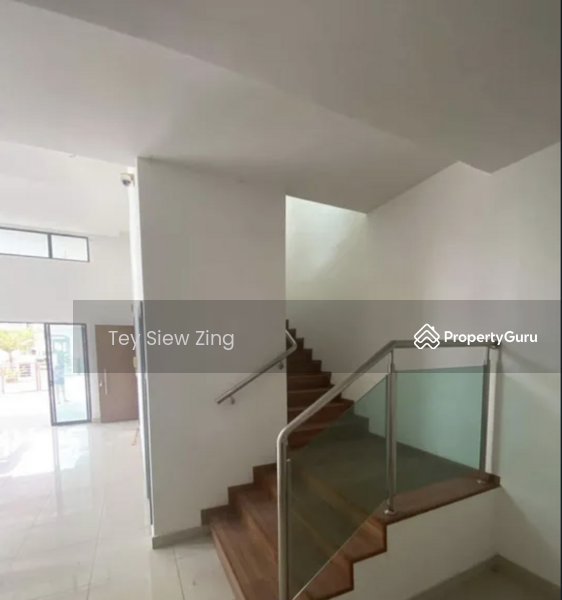 Semi-Detached House for Sale in Taman Bukit Serdang (Seri Kembangan) - Tey Siew Zing - Stairs - PropertyGuru.com.my