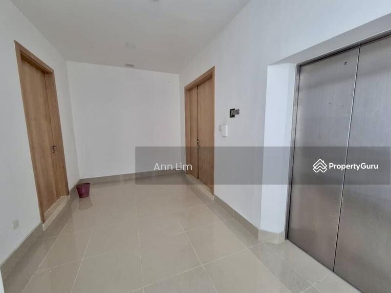 Entrance with private lift