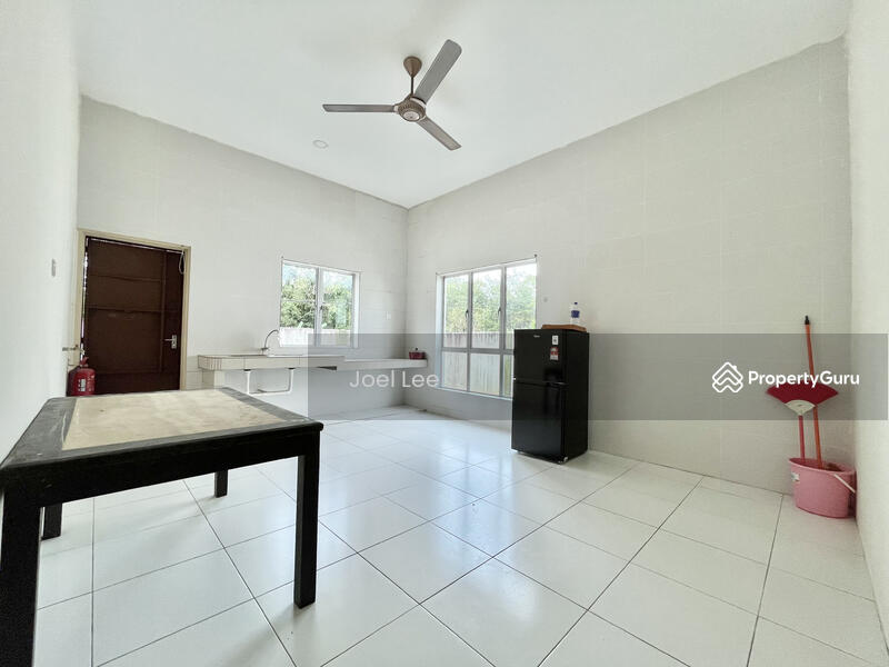 Dining Area & Kitchen