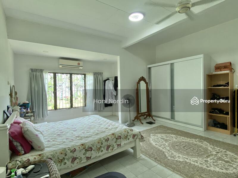 For Rent - Bandar Baru Bangi Bungalow. Beautiful on Flat Land.