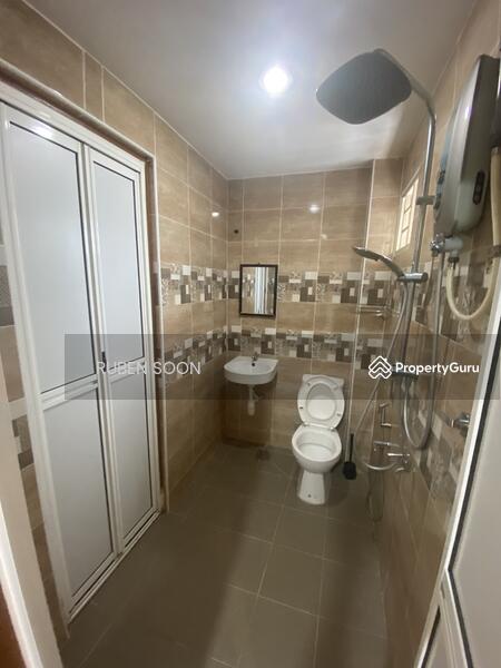 shared bathroom (2nd and 3rd bedroom)