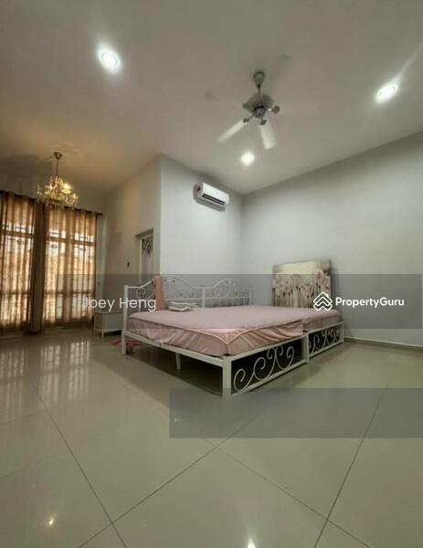 Rumah Berkembar untuk Dijual di Taman Rasah Kemayan (Rasah) - Joey Heng - Master Bedroom - PropertyGuru.com.my