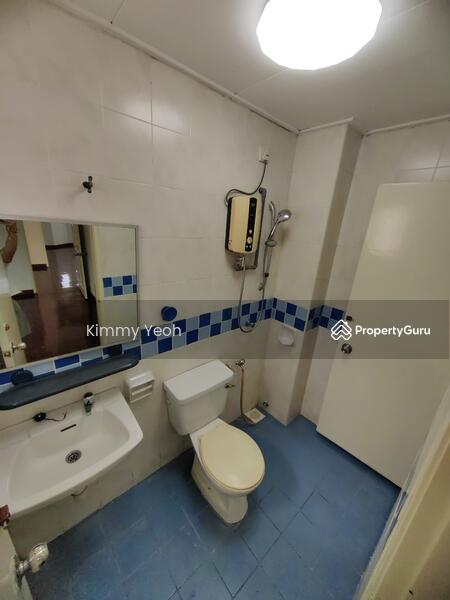 1st floor guest room shared bathroom 