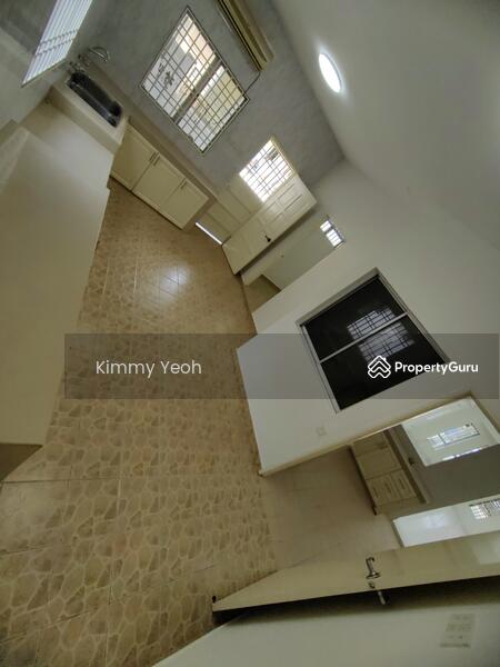 Wet kitchen with mad room