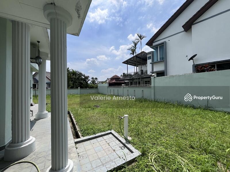 Garden facing towards backyard.