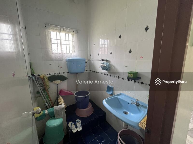 Bathroom 1 (Downstairs)