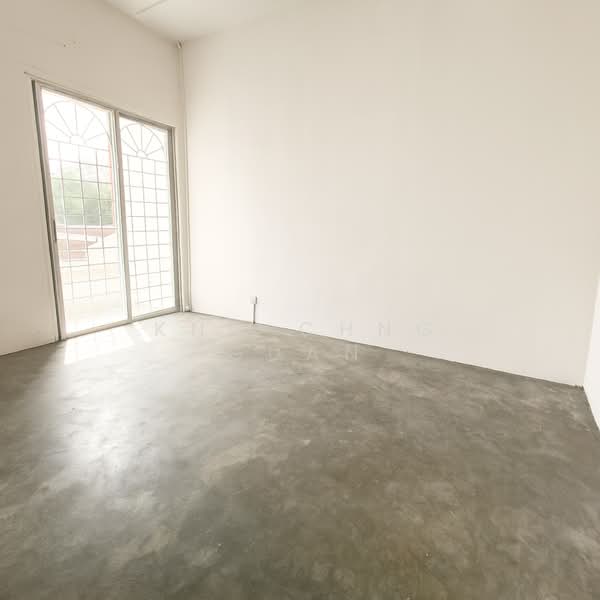 Terraced House for Sale in Serdang (Seri Kembangan) - Kho Chng Guan - Living Room - PropertyGuru.com.my