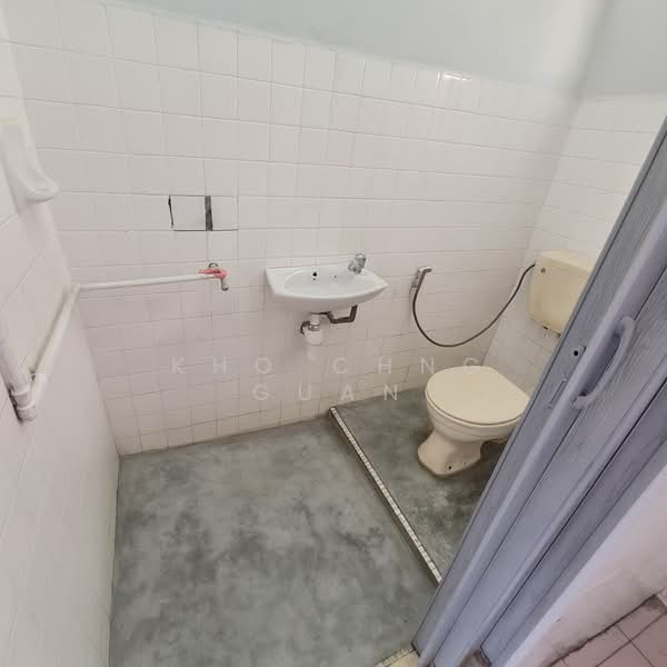 Terraced House for Sale in Serdang (Seri Kembangan) - Kho Chng Guan - Bathroom - PropertyGuru.com.my