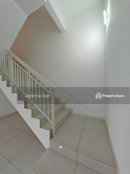 Rumah Bandar untuk Dijual di 16 Sierra (Puchong) - Jeanne Hor - Stairs - PropertyGuru.com.my