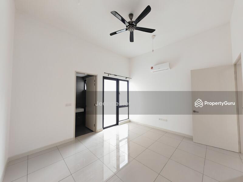 Townhouse for Sale in 16 Sierra (Puchong) - Jeanne Hor - Master Bedroom wt Balcony  - PropertyGuru.com.my