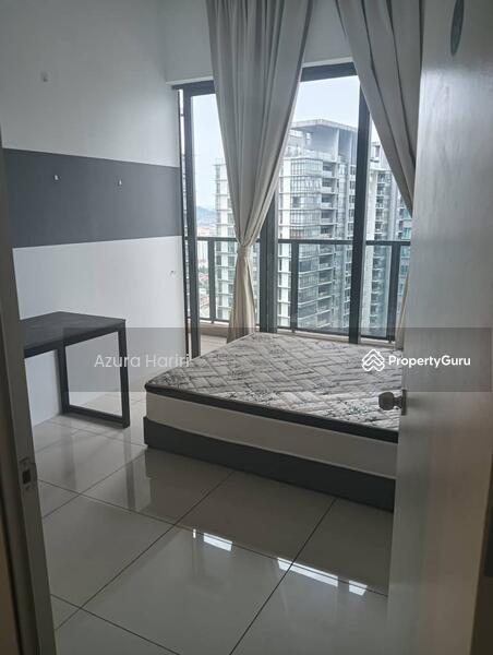 R5 - Middle Room (Balcony View)