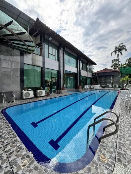 Bungalow House untuk Dijual di Country Heights (Kajang) - Nazrin Hakimin - Pool - PropertyGuru.com.my