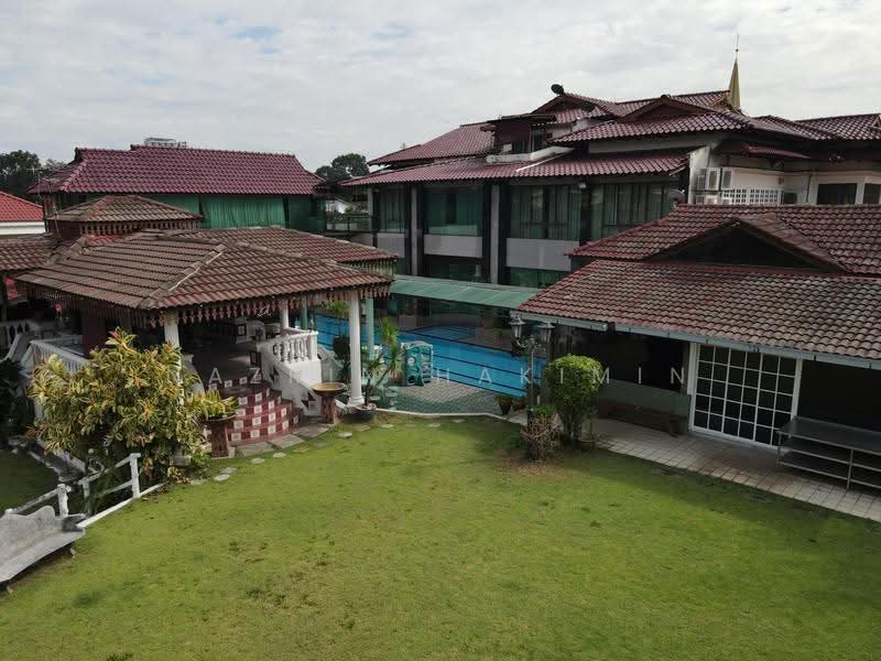 Bungalow House untuk Dijual di Country Heights (Kajang) - Nazrin Hakimin - Garden - PropertyGuru.com.my
