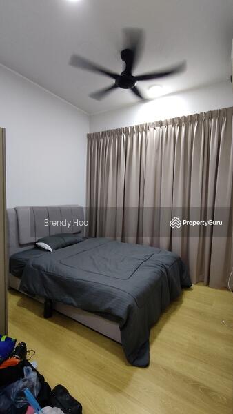 Middle Bedroom 