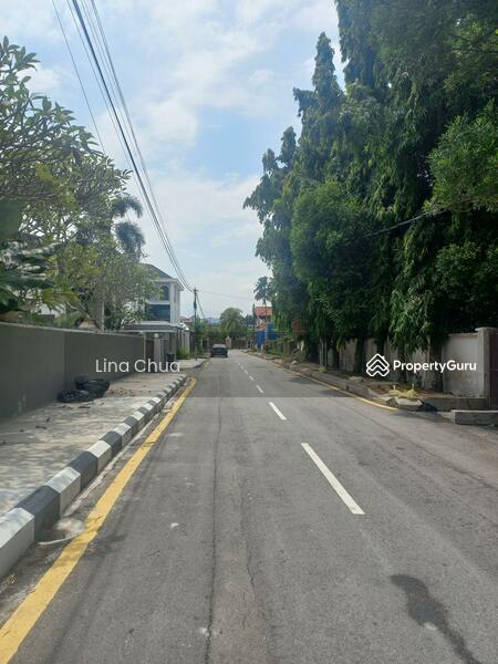 Located along a cul-de-sac road