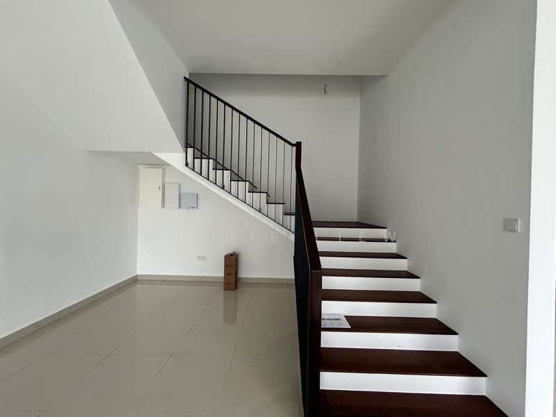 Rumah Berkembar untuk Dijual di Elmina (Shah Alam) - Wennie Liew - Stairs - PropertyGuru.com.my