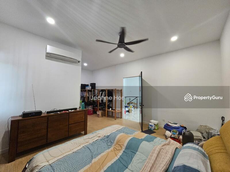 2-storey Terraced House for Sale in 16 Sierra (Puchong) - Jeanne Hor - Master Bedroom - PropertyGuru.com.my