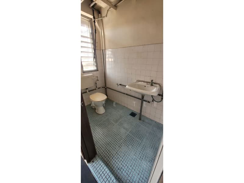 Terrace Factory for Rent in Taman Desa Cemerlang (Ulu Tiram) - Kate Tee - Bathroom - PropertyGuru.com.my