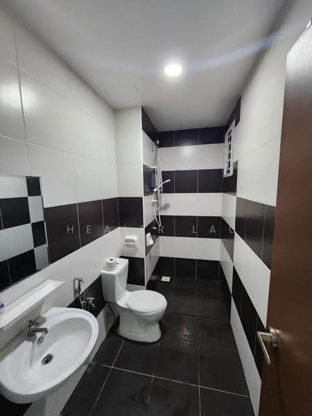 Kediaman Servis untuk Dijual di Sky Oasis Residence (Pangsapuri Oasis 1) - Healer Lau - Bathroom - PropertyGuru.com.my
