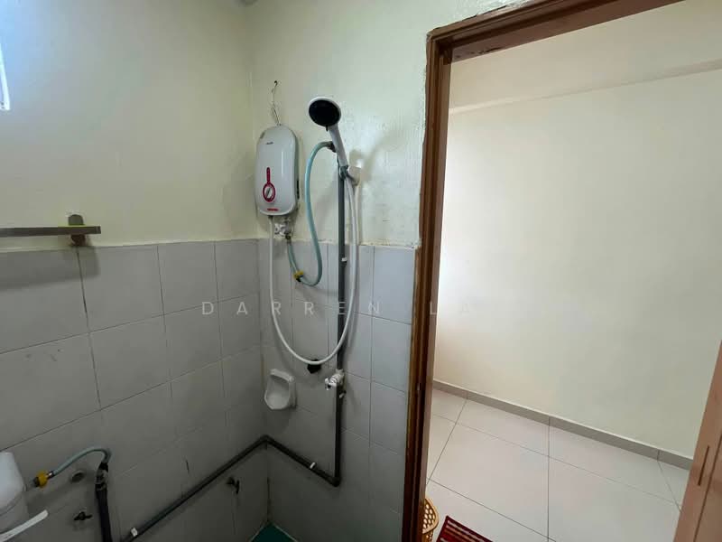 Pangsapuri untuk Dijual di Jelutong Apartment - Darren Lai - Bathroom - PropertyGuru.com.my