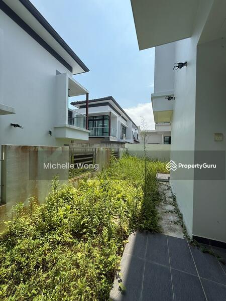 Side garden area 