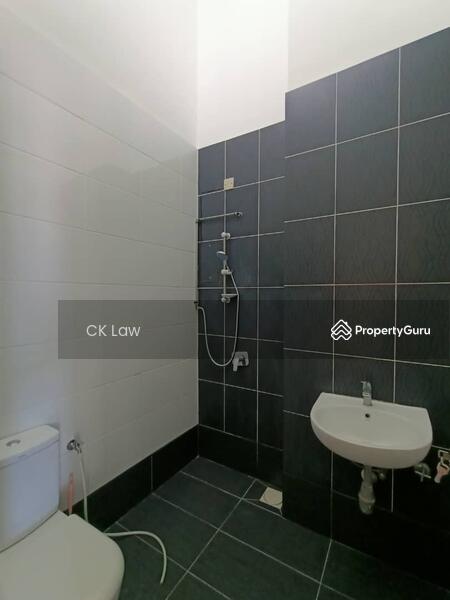 Rumah Teres 2-Tingkat untuk Dijual di Eco Majestic (Semenyih) - CK Law - Bathroom - PropertyGuru.com.my