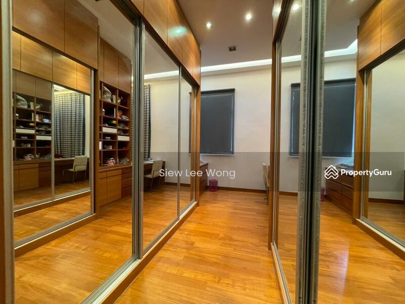 Walk-in Wardrobe