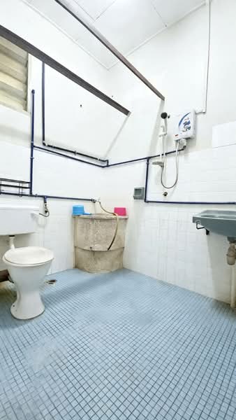 Pangsapuri untuk Dijual di Gedung Heights Apartment - Eugene Tung - Bathroom - PropertyGuru.com.my