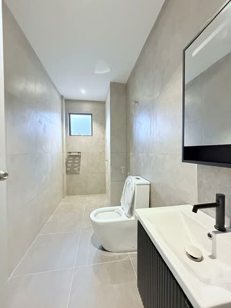 Semi-Detached House for Sale in Glenmarie (Selangor) - Evonne Lee - Bathroom - PropertyGuru.com.my