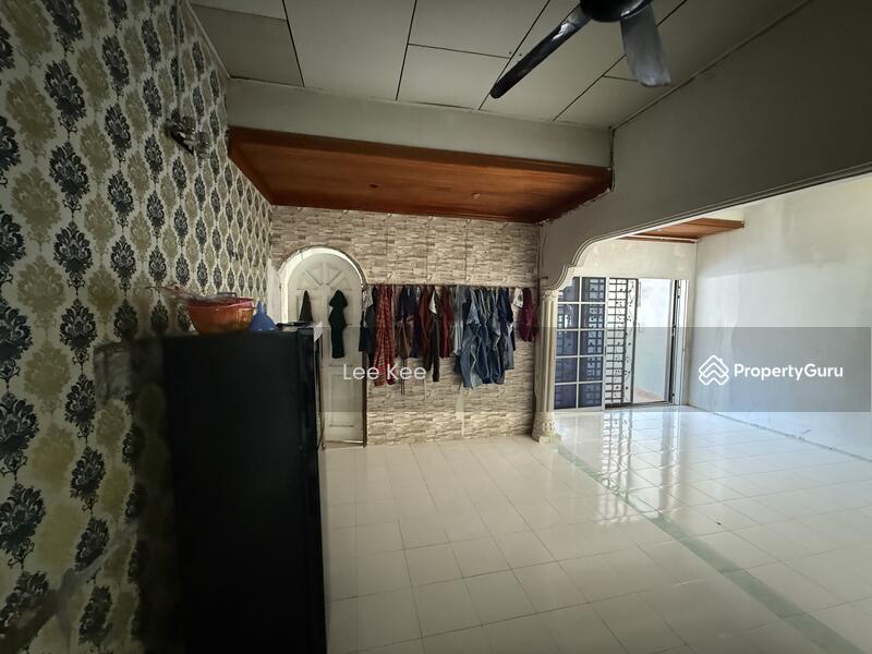 Rumah Teres untuk Dijual di Taman Banang Jaya (Batu Pahat) - Lee Kee - Living Room - PropertyGuru.com.my