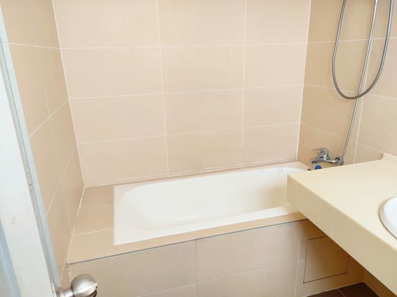Kediaman Servis untuk Dijual di Main Place Residence - William Pua - Bathroom - PropertyGuru.com.my
