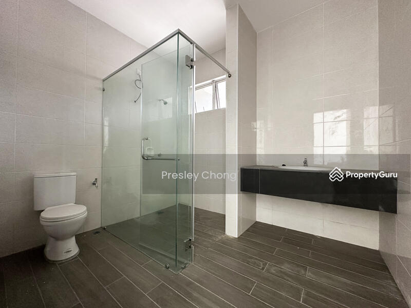 Master Room Bathroom