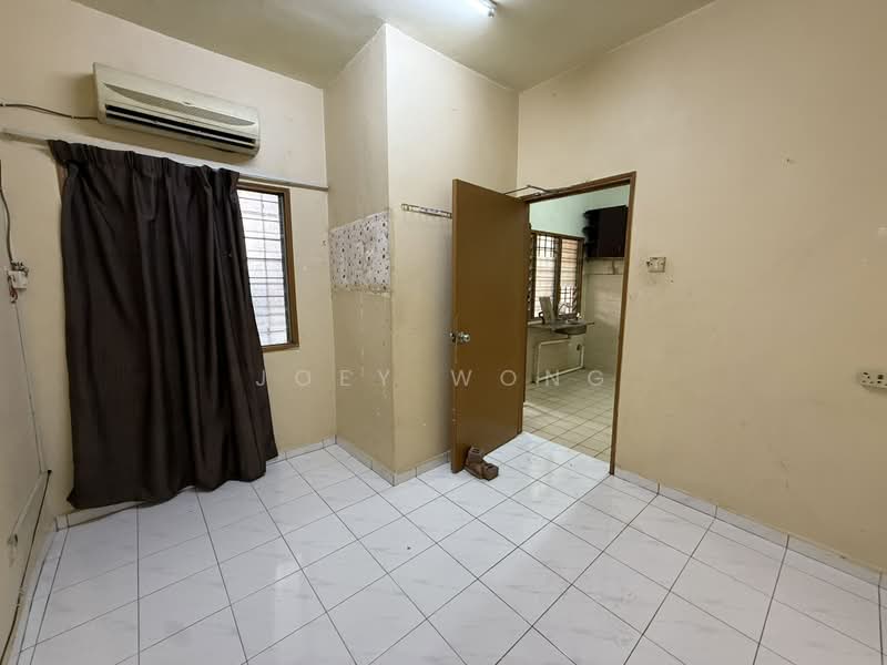 2-storey Terraced House for Sale in Taman Wawasan (Puchong) - Joey Wong - Bedroom - PropertyGuru.com.my