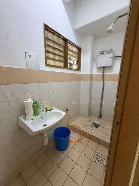 2-storey Terraced House for Sale in Taman Wawasan (Puchong) - Joey Wong - Bathroom - PropertyGuru.com.my