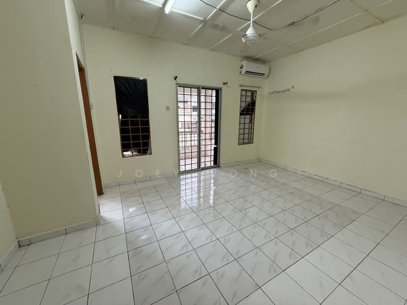 2-storey Terraced House for Sale in Taman Wawasan (Puchong) - Joey Wong - Living Room - PropertyGuru.com.my