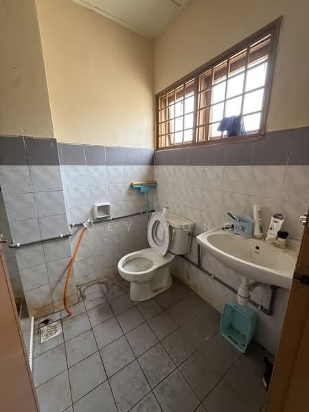 2-storey Terraced House for Sale in Taman Wawasan (Puchong) - Joey Wong - Bathroom - PropertyGuru.com.my