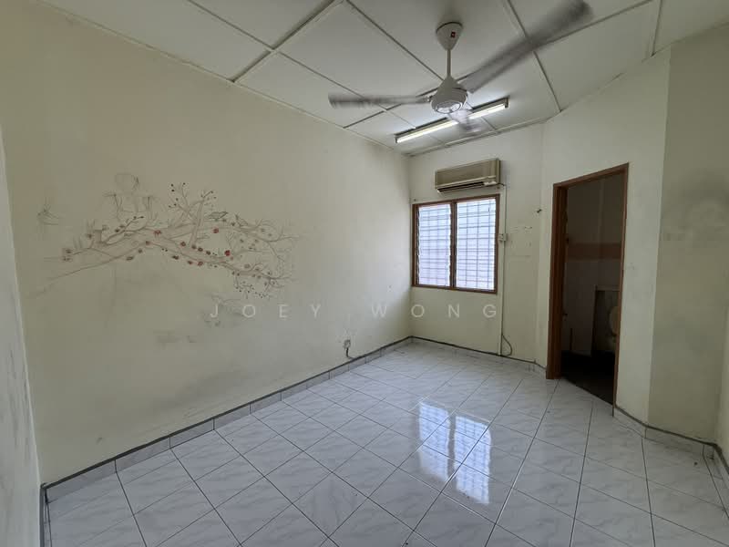 2-storey Terraced House for Sale in Taman Wawasan (Puchong) - Joey Wong - Bedroom - PropertyGuru.com.my