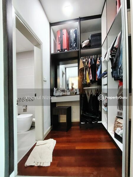 Walk-In Closet 