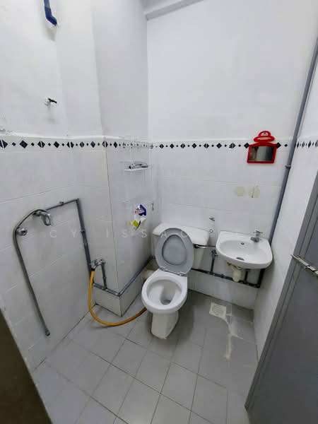 Kondominium untuk Dijual di Azuria Condominium - Cy Issac Lee - Bathroom - PropertyGuru.com.my