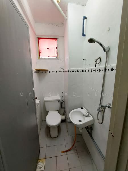 Kondominium untuk Dijual di Azuria Condominium - Cy Issac Lee - Bathroom - PropertyGuru.com.my