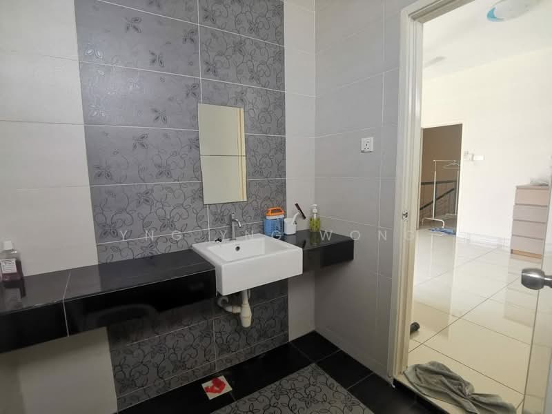 Cluster House for Sale in Taman Gaya (Ulu Tiram) - Ester Wong - Bathroom - PropertyGuru.com.my