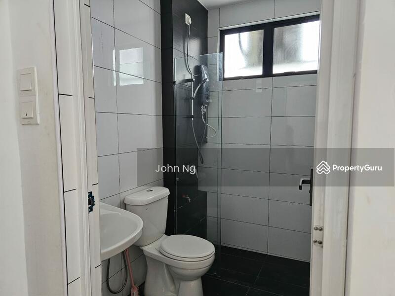 2nd floor Bathroom