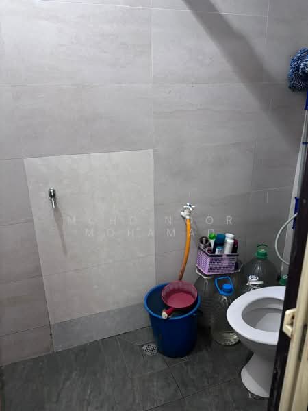 Flat for Sale at Flat PKNS Seksyen 19 - Mohd Noor Mohamad - Bathroom - PropertyGuru.com.my